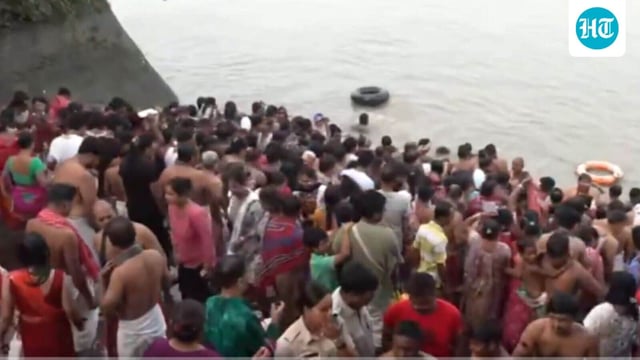 A massive crowd of devotees gathered at the banks of the Hooghly river in West Bengal's Dakshineshwar at 4 am to perform ‘tarpan’.