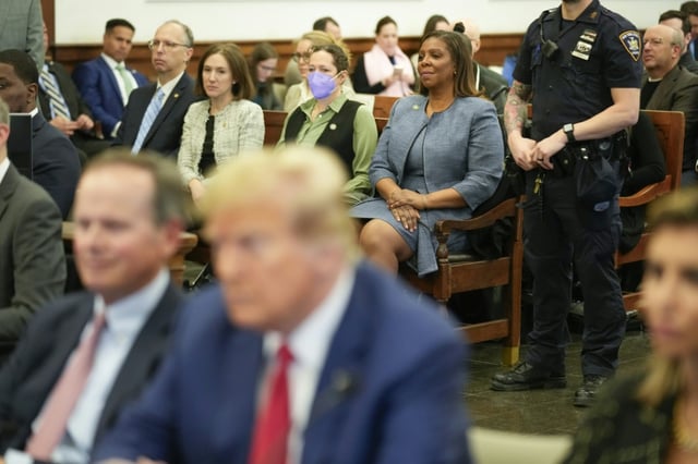 La procureure générale de l'Etat de New York Letitia James (veste bleu-gris), le 11 janvier 2024 à la Cour suprême de New York lors d'un procès contre la Trump Organization