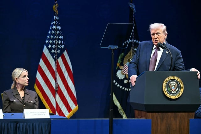 Le président américain Donald Trump et la ministre de la Justice Pam Bondi, le 8 septembre 2025 au musée de la Bible à Washington