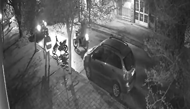 Un repartidor logró resistir el intento de robo de dos motochorros