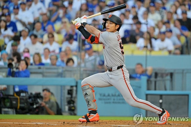Lee Jung-hoo of the San Francisco Giants singles against the Los Angeles Dodgers during the clubs' Major League Baseball regular-season game at Dodger Stadium in Los Angeles on Sept. 20, 2025, in this Imagn Images photo via Reuters. (Yonhap)