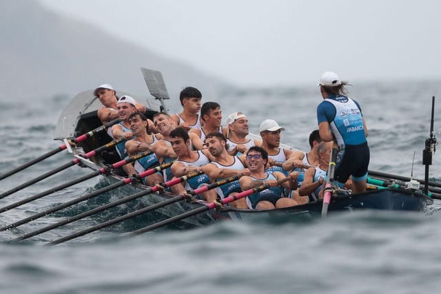 La trainera masculina de Tirán, en pleno esfuerzo ayer en aguas de Bermeo.