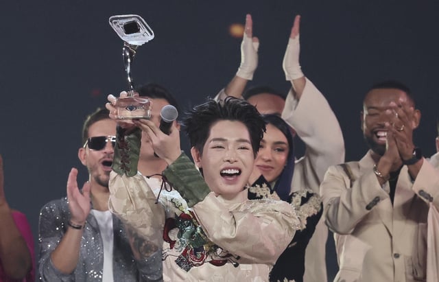 Duc Phuc de Vietnam celebra su victoria en el concurso musical Intervision en Moscú, Rusia