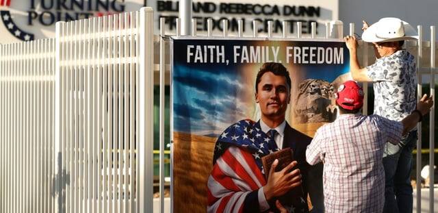 Des posters sont affichés au mémorial improvisé pour l'influenceur conservateur américain assassiné Charlie Kirk au siège de son organisation Turning Point USA, à Phoenix, en Arizona, le 19 septembre 2025
