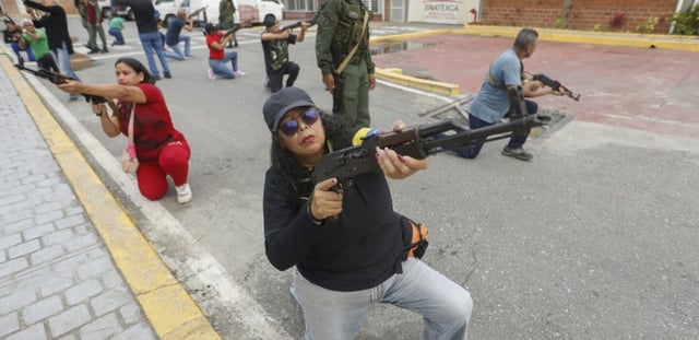 Des membres des conseils communautaires et civils s'exercent avec des fusils lors d'une formation militaire à Fort Tiuna, Caracas, le 20 septembre 2025