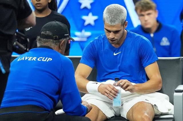 Carlos Alcaraz atiende a Yannick Noah, capitán de su equipo en la Laver Cup, en San Francisco.