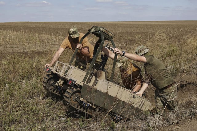 oldados ucranianos transportan un dron terrestre en la región de Zaporiyia.