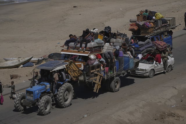 Displaced Palestinians flee northern Gaza Strip, by foot and in vehicles, carrying their belongings along the coastal road, near Wadi Gaza, Saturday, Sept. 20, 2025. (AP Photo/Abdel Kareem Hana)