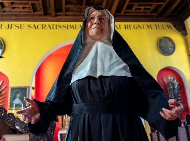 Soeur Rita, 81 ans, le 20 septembre 2025 dans la chapelle du château de Goldenstein, à Elsbethen, près de Salzbourg en Autriche