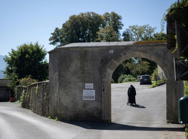 Soeur Bernadette, 88 ans, qui avait été placée contre son gré en maison de retraite par les autorités religieuses, regagne son couvent dans le château de Goldenstein à Elsbethen, près de Salzbourg, en Autriche