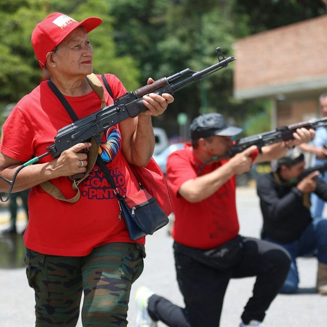 Mitglieder der Gemeinde- und Zivilräte halten Gewehre während eines militärischen Waffentrainings in Fort Tiuna in Caracas.