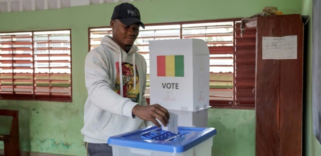 Un électeur vote sur le projet de nouvelle Constitution lors d'un référendum à Conakry le 21 september 2025.