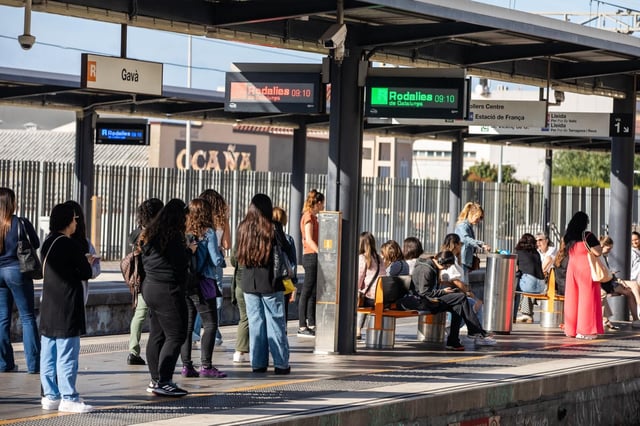 GAVÀ 04/05/2023 Sociedad. Ambiente de usuarios en la Estación de la R2 de Rodalies en Gavà, donde fue la avería. FOTO de ZOWY VOETEN