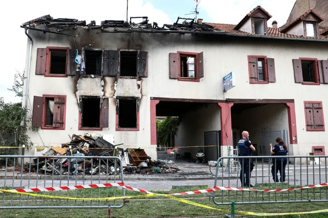 Des policiers, le 21 septembre 2025 à Strasbourg, devant l'immeuble où est mort un homme dans un incendie