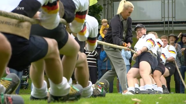Andrea Kiewel packt beim Tauziehen an