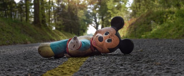 Un jouet Mickey Mouse, personnage star de Disney, laissé sur la route.
