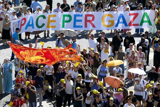 Photo émanant des services du Vatican montrant des fidèles tenant une banderole "Paix pour Gaza" lors de la prière de l'Angélus, le 21 septembre 2025 au Vatican