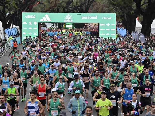 Buenos Aires. Se corre desde las 7 por calles de la ciudad Maratón Aires 42K que larga y finaliza en Figueroa Alcorta Dorrego. Foto: Matías Martin Campaya - FTP CLARIN _MMC4958A12.jpg Z Invitado