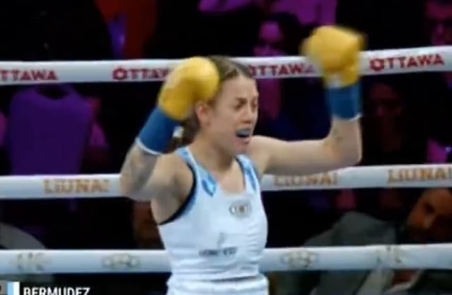Evelin Bermúdez festeja el triunfo ante la canadiense Sara Bailey por KOT en el primer round