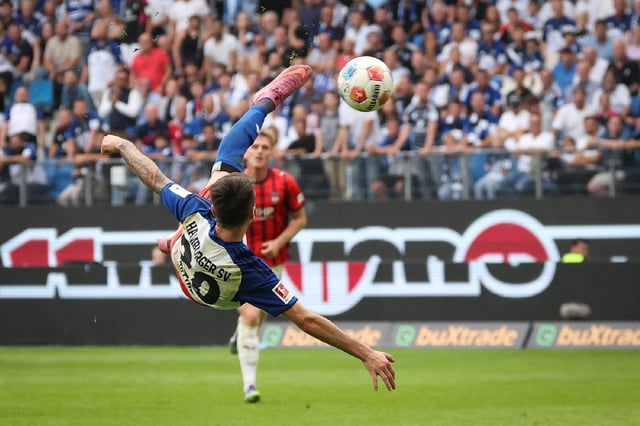 Fabio Vieira versucht es mit einem Seitfallzieher