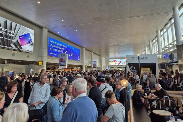 Colas en el aeropuerto de Bruselas, este fin de semana, afectado por el ciberataque.