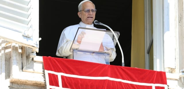 Photo transmise par les services du Vatican montrant le pape Léon XIV s'exprimant lors de la prière de l'Angélus, le 21 septembre 2025 au Vatican
