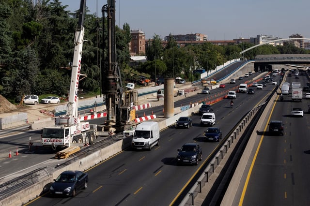 Varios vehículos circulan por las obras de Parque Ventas, en la M-30.
