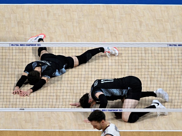 Luciano Palonsky y Luciano Vicentin, la imagen de la decepción para la Selección Argentina de voleibol. Foto: REUTERS/Noel Celis