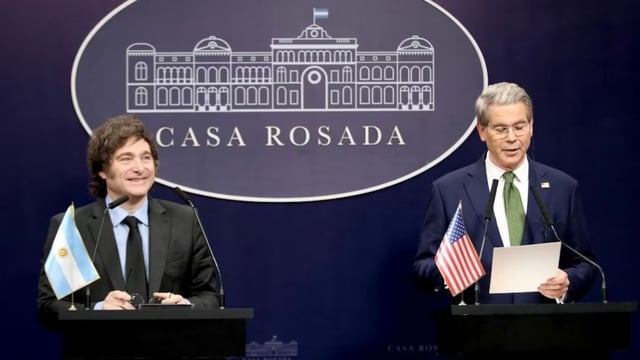 Javier Milei y Scott Bessent hicieron una declaración conjunta en abril pasado tras el encuentro en Casa Rosada.