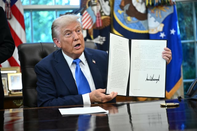 Donald Trump firmó una proclamación con la nueva tarifa de la visa H-1B el viernes. (Mandel NGAN / AFP).