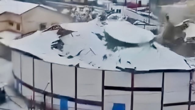 Estructura se desprendió debido a la acumulación de agua y el peso del granizo que caía en ese momento. Afortunadamente, no se realizaba ningún tipo de actividad en el coso, lo que evitó que haya fallecidos o heridos. Escenario es administrado por el municipio local, por lo que se pide investigar los hechos.