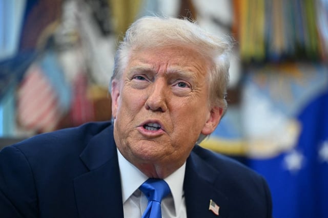 El presidente de Estados Unidos, Donald Trump, habla antes de firmar órdenes ejecutivas en la Oficina Oval de la Casa Blanca en Washington, DC, el 19 de septiembre de 2025. (Foto de Mandel NGAN / AFP)