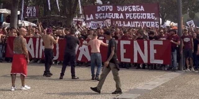"Dopo Superga la tragedia peggiore": Toro, oltre cinquemila in corteo contro Cairo
