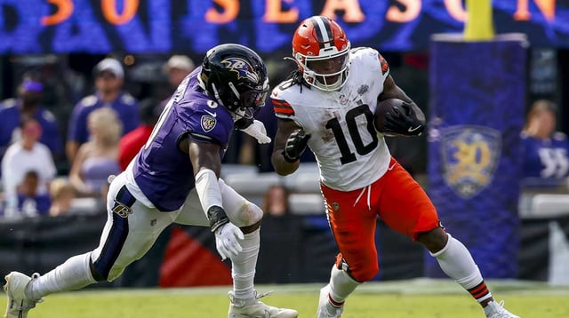 Cleveland Browns running back Quinshon Judkins (10) runs the ball against Baltimore Ravens linebacker Roquan Smith (0) during the fourth quarter at M&T Bank Stadium.