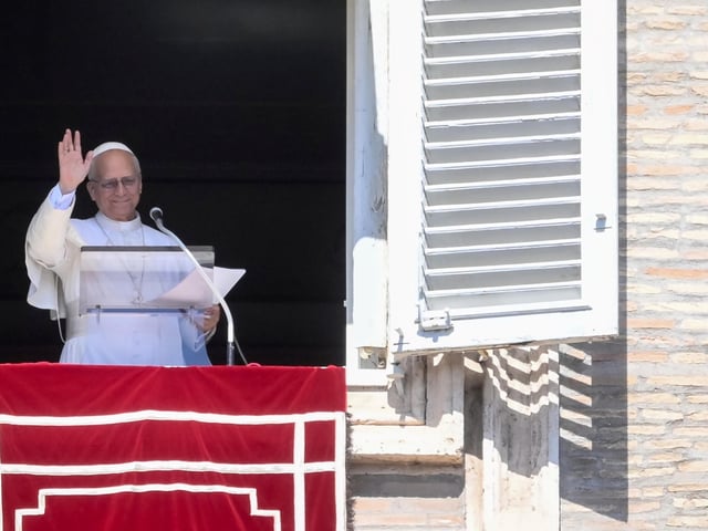 VATICAN CITY (Vatican City State (Holy See)), 21/09/2025.- Pope Leo XIV during the Angelus prayer from the window of his office overlooking Saint Peter's Square, in Vatican City, 21 September 2025. (Papa) EFE/EPA/ALESSANDRO DI MEO