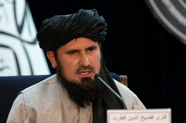 El jefe del Estado Mayor del Ejército, Qari Fasihuddin Fitrat, habla durante una conferencia de prensa en Kabul, el 28 de agosto de 2022. (Foto de Wakil KOHSAR / AFP)