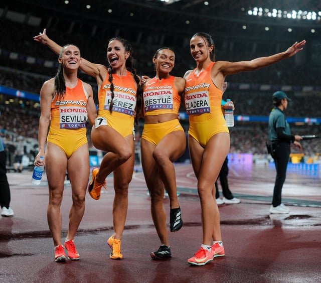 El equipo español de 4x100, con la mallorquina Esperança Cladera (derecha), tras competir en Tokio.