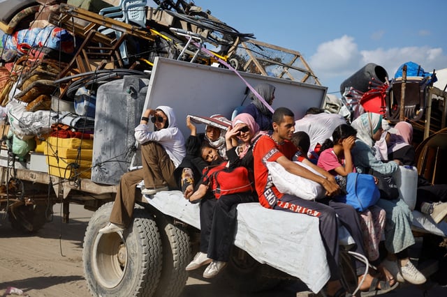 Displaced Palestinians, fleeing northern Gaza due to an Israeli military operation, move southward, using a vehicle packed with personal belongings, after Israeli forces ordered residents of Gaza City to evacuate to the south, in the central Gaza Strip, September 21, 2025. REUTERS/Mahmoud Issa