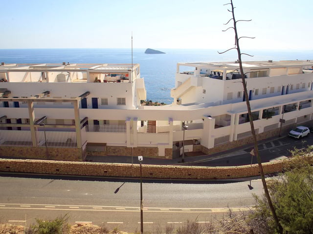GRAF7077. BENIDORM (ALICANTE), 18/09/2025.- Vista exterior del apartamento del Rincón de Loix en el que una mujer británica de 64 años fue detenida por, presuntamente, matar a una amiga de 66 años estrangulándola con el cable de una aspiradora mientras pasaban unos días en Benidorm, una localidad costera del este de España. Fuentes de la investigación informaron a EFE este jueves de que el crimen ocurrió en la noche del miércoles en un apartamento del Rincón de Loix, un barrio muy frecuentado por los turistas británicos que visitan Benidorm. EFE/ Morell
