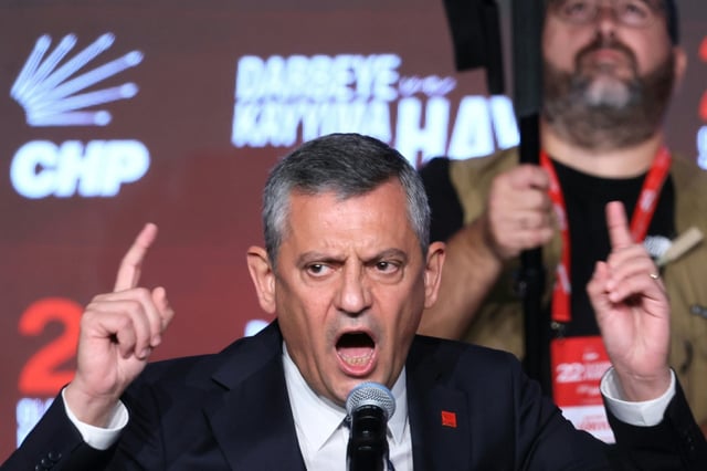 Bei einem außerordentlichen Parteitag der größten türkischen Oppositionspartei CHP ist Parteichef Özgür Özel im Amt bestätigt worden. In Ankara wurde Özel mit überwältigender Mehrheit wiedergewählt.