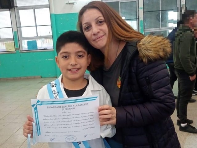 Bastián Escalante junto a su mamá, Johana Montoya, el día de la promesa a la bandera.