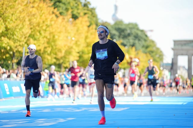 In dieser „Verkleidung“ lief Harry Styles den Berlin-Marathon.