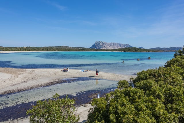 Auf der italienischen Mittelmeerinsel kam ein deutscher Tourist an einem Strand der Gemeinde San Teodoro ums Leben (Symbolbild).