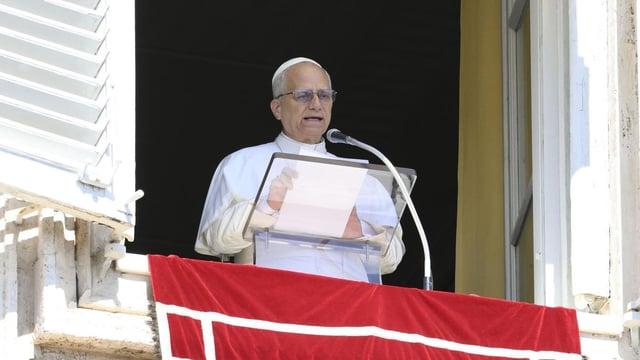 Una imagen, proporcionada por la Oficina de Prensa de Vatican Media, muestra al Papa León XIV durante el Ángelus en la Plaza de San Pedro; Ciudad del Vaticano, 21 de septiembre de 2025.
