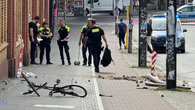 Ein Auto erfasste auf der Warschauer Straße einen Fußgänger und einen Radfahrer.