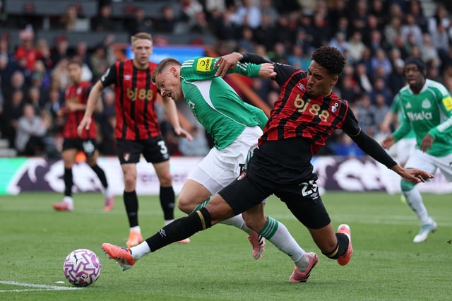 Soccer Football - Premier League - AFC Bournemouth v Newcastle United - Vitality Stadium, Bournemouth, Britain - September 21, 2025 Newcastle United's Harvey Barnes in action with AFC Bournemouth's James Hill REUTERS/Ian Walton