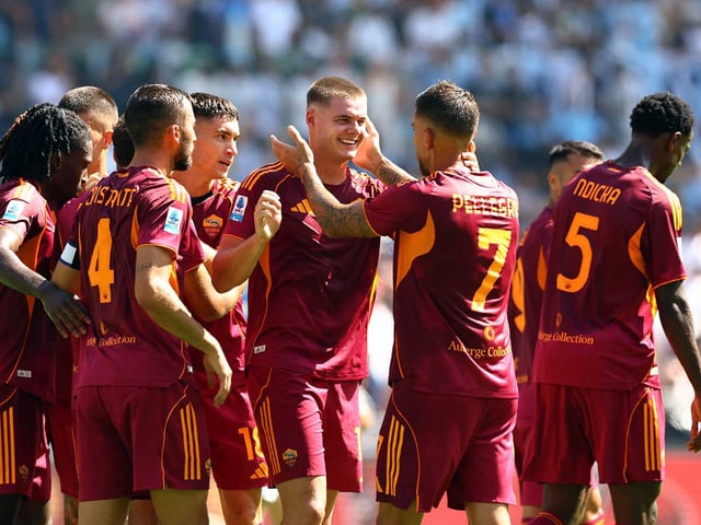 Jugadores de la Roma celebrando con Pellegrini.