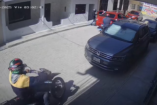 Tres delincuentes encañonaron a su víctima dentro de un vehículo a plena luz del día y cerca de la comisaría del distrito de Castilla