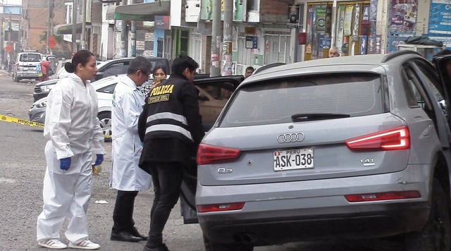 Mujer era cercana a “Jorobado”, su encarnizado rival, y así murió baleada en este Audi.