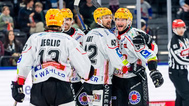 Spieler der Fischtown Pinguins bejubeln ein Tor.